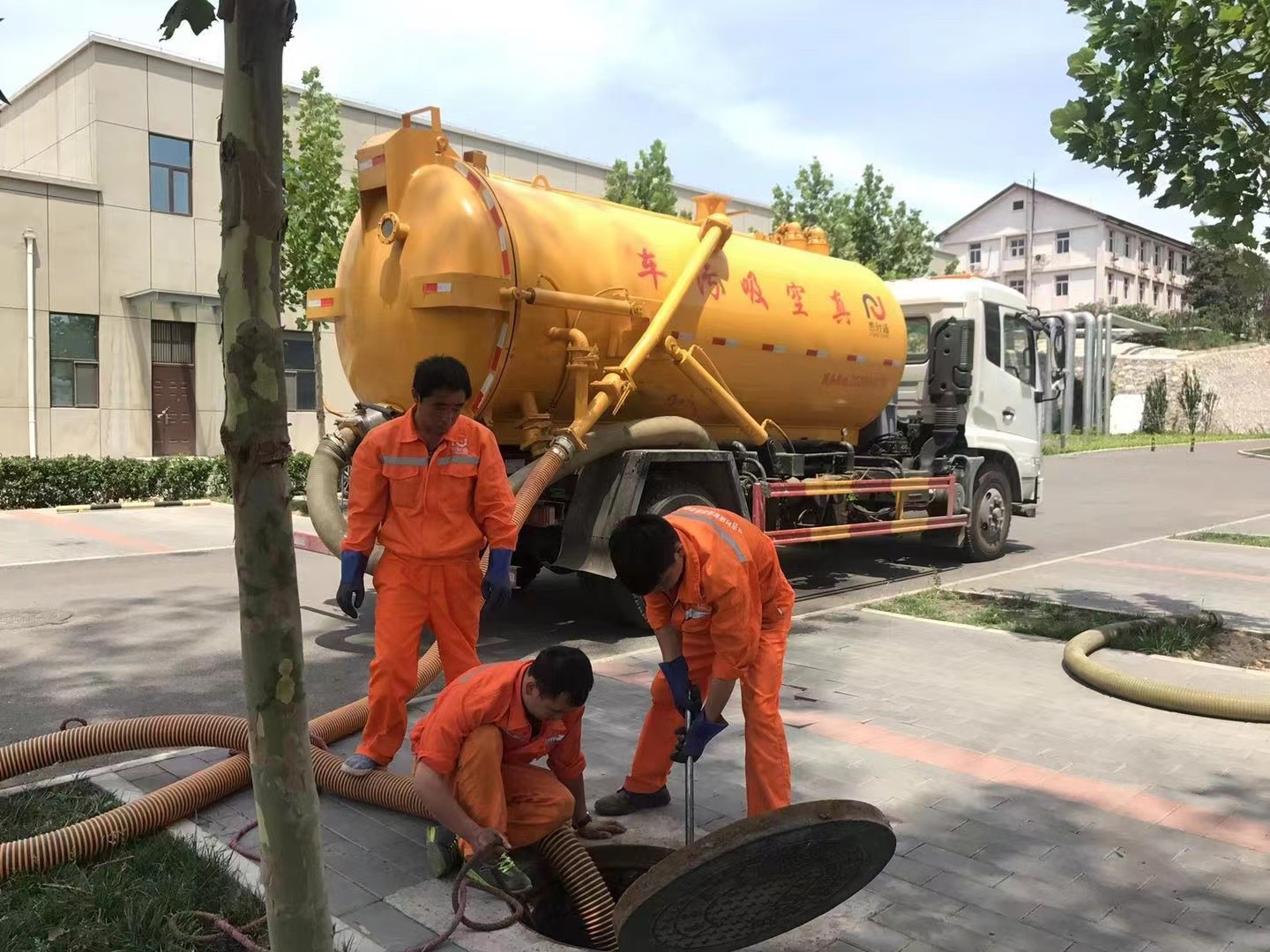 三元化粪池清理与5-8吨吸粪车施工效率分析